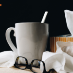 Cómo diferenciar los síntomas del COVID-19 de una gripe o un resfriado común en personas mayores.