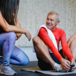 La práctica de ejercicio físico para mayores aporta grandes beneficios a su salud. Por eso, es muy recomendable que se intente llevar a cabo rutinariamente.