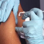 Desde hace unos meses se está llevando a cabo la administración de la vacuna contra la COVID-19. Conoce sus efectos secundarios más comunes y cómo aliviarlos.