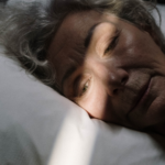 Reconocer las causas del insomnio en adultos mayores es imprescindible para saber cómo tratarlo. Descúbrelo en nuestro nuevo artículo.