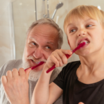 El cuidado dental es aún más importante en la tercera edad. Conoce las consecuencias de una mala higiene oral y cómo prevenirlas.