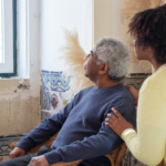 Contratar a un cuidador mejora la calidad de vida de los mayores y de sus familiares. Descubre las fases de adaptación del cuidador y las ventajas de la asistencia domiciliaria.