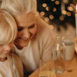 Se acercan las fiestas navideñas y con ellas una oportunidad increíble para planificar actividades de navidad para personas mayores. ¡En este artículo te contamos cuáles!